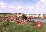 Immagine di Complesso di chiatta Il Vietnam Cua Lon River, 1969, secondo 25 filmato di repertorio 65675055540