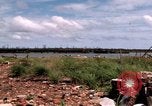 Immagine di Complesso di chiatta Il Vietnam Cua Lon River, 1969, secondo 39 filmato di repertorio 65675055540