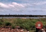 Immagine di Complesso di chiatta Il Vietnam Cua Lon River, 1969, secondo 40 filmato di repertorio 65675055540
