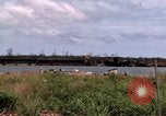 Immagine di Complesso di chiatta Il Vietnam Cua Lon River, 1969, secondo 41 filmato di repertorio 65675055540
