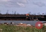 Immagine di Complesso di chiatta Il Vietnam Cua Lon River, 1969, secondo 43 filmato di repertorio 65675055540