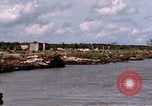 Immagine di Complesso di chiatta Il Vietnam Cua Lon River, 1969, secondo 47 filmato di repertorio 65675055540