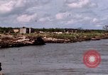 Immagine di Complesso di chiatta Il Vietnam Cua Lon River, 1969, secondo 48 filmato di repertorio 65675055540