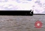 Immagine di Complesso di chiatta Il Vietnam Cua Lon River, 1969, secondo 51 filmato di repertorio 65675055540