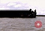 Immagine di Complesso di chiatta Il Vietnam Cua Lon River, 1969, secondo 55 filmato di repertorio 65675055540
