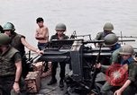 Image patrouilleur rapide Vietnam Cua Rivière Lon, 1969, de la seconde 15 séquences d'archives historiques vidéo 65675055542