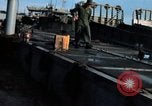 Immagine di Imbarcazione di pattuglia marinai di Fiume Il Vietnam Binh Thuy Air Base, 1967, secondo 13 filmato di repertorio 65675055546