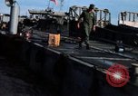 Immagine di Imbarcazione di pattuglia marinai di Fiume Il Vietnam Binh Thuy Air Base, 1967, secondo 14 filmato di repertorio 65675055546