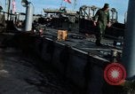 Immagine di Imbarcazione di pattuglia marinai di Fiume Il Vietnam Binh Thuy Air Base, 1967, secondo 15 filmato di repertorio 65675055546