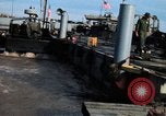 Immagine di Imbarcazione di pattuglia marinai di Fiume Il Vietnam Binh Thuy Air Base, 1967, secondo 17 filmato di repertorio 65675055546
