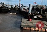 Immagine di Imbarcazione di pattuglia marinai di Fiume Il Vietnam Binh Thuy Air Base, 1967, secondo 19 filmato di repertorio 65675055546