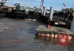 Immagine di Imbarcazione di pattuglia marinai di Fiume Il Vietnam Binh Thuy Air Base, 1967, secondo 20 filmato di repertorio 65675055546