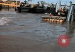 Immagine di Imbarcazione di pattuglia marinai di Fiume Il Vietnam Binh Thuy Air Base, 1967, secondo 22 filmato di repertorio 65675055546