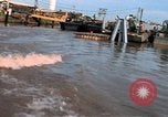Immagine di Imbarcazione di pattuglia marinai di Fiume Il Vietnam Binh Thuy Air Base, 1967, secondo 25 filmato di repertorio 65675055546