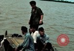 Immagine di Imbarcazione di pattuglia marinai di Fiume Il Vietnam Binh Thuy Air Base, 1967, secondo 34 filmato di repertorio 65675055546