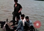 Immagine di Imbarcazione di pattuglia marinai di Fiume Il Vietnam Binh Thuy Air Base, 1967, secondo 35 filmato di repertorio 65675055546