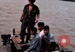 Immagine di Imbarcazione di pattuglia marinai di Fiume Il Vietnam Binh Thuy Air Base, 1967, secondo 36 filmato di repertorio 65675055546