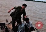 Immagine di Imbarcazione di pattuglia marinai di Fiume Il Vietnam Binh Thuy Air Base, 1967, secondo 37 filmato di repertorio 65675055546