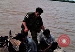 Immagine di Imbarcazione di pattuglia marinai di Fiume Il Vietnam Binh Thuy Air Base, 1967, secondo 38 filmato di repertorio 65675055546