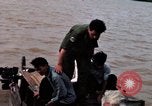 Immagine di Imbarcazione di pattuglia marinai di Fiume Il Vietnam Binh Thuy Air Base, 1967, secondo 39 filmato di repertorio 65675055546