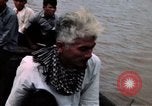 Immagine di Imbarcazione di pattuglia marinai di Fiume Il Vietnam Binh Thuy Air Base, 1967, secondo 43 filmato di repertorio 65675055546