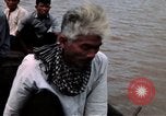 Immagine di Imbarcazione di pattuglia marinai di Fiume Il Vietnam Binh Thuy Air Base, 1967, secondo 45 filmato di repertorio 65675055546