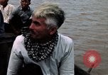 Immagine di Imbarcazione di pattuglia marinai di Fiume Il Vietnam Binh Thuy Air Base, 1967, secondo 46 filmato di repertorio 65675055546