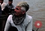 Immagine di Imbarcazione di pattuglia marinai di Fiume Il Vietnam Binh Thuy Air Base, 1967, secondo 47 filmato di repertorio 65675055546