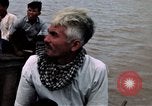 Immagine di Imbarcazione di pattuglia marinai di Fiume Il Vietnam Binh Thuy Air Base, 1967, secondo 48 filmato di repertorio 65675055546