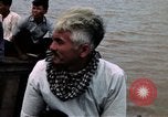 Immagine di Imbarcazione di pattuglia marinai di Fiume Il Vietnam Binh Thuy Air Base, 1967, secondo 50 filmato di repertorio 65675055546