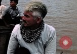 Immagine di Imbarcazione di pattuglia marinai di Fiume Il Vietnam Binh Thuy Air Base, 1967, secondo 51 filmato di repertorio 65675055546