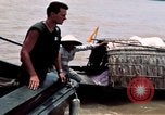 Immagine di Imbarcazione di pattuglia marinai di Fiume Il Vietnam Binh Thuy Air Base, 1967, secondo 11 filmato di repertorio 65675055547