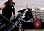 Immagine di Imbarcazione di pattuglia marinai di Fiume Il Vietnam Binh Thuy Air Base, 1967, secondo 14 filmato di repertorio 65675055547