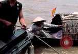 Immagine di Imbarcazione di pattuglia marinai di Fiume Il Vietnam Binh Thuy Air Base, 1967, secondo 16 filmato di repertorio 65675055547