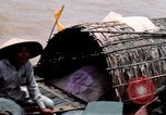 Immagine di Imbarcazione di pattuglia marinai di Fiume Il Vietnam Binh Thuy Air Base, 1967, secondo 19 filmato di repertorio 65675055547