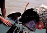 Immagine di Imbarcazione di pattuglia marinai di Fiume Il Vietnam Binh Thuy Air Base, 1967, secondo 20 filmato di repertorio 65675055547
