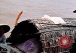 Immagine di Imbarcazione di pattuglia marinai di Fiume Il Vietnam Binh Thuy Air Base, 1967, secondo 21 filmato di repertorio 65675055547
