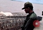 Immagine di Imbarcazione di pattuglia marinai di Fiume Il Vietnam Binh Thuy Air Base, 1967, secondo 25 filmato di repertorio 65675055547