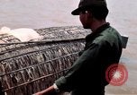 Immagine di Imbarcazione di pattuglia marinai di Fiume Il Vietnam Binh Thuy Air Base, 1967, secondo 28 filmato di repertorio 65675055547