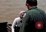Immagine di Imbarcazione di pattuglia marinai di Fiume Il Vietnam Binh Thuy Air Base, 1967, secondo 32 filmato di repertorio 65675055547