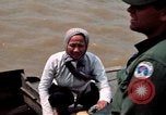 Immagine di Imbarcazione di pattuglia marinai di Fiume Il Vietnam Binh Thuy Air Base, 1967, secondo 33 filmato di repertorio 65675055547