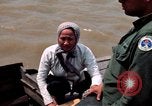 Immagine di Imbarcazione di pattuglia marinai di Fiume Il Vietnam Binh Thuy Air Base, 1967, secondo 35 filmato di repertorio 65675055547