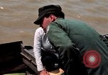 Immagine di Imbarcazione di pattuglia marinai di Fiume Il Vietnam Binh Thuy Air Base, 1967, secondo 37 filmato di repertorio 65675055547