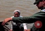 Immagine di Imbarcazione di pattuglia marinai di Fiume Il Vietnam Binh Thuy Air Base, 1967, secondo 39 filmato di repertorio 65675055547