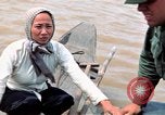 Immagine di Imbarcazione di pattuglia marinai di Fiume Il Vietnam Binh Thuy Air Base, 1967, secondo 44 filmato di repertorio 65675055547