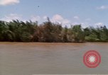 Image calme bateau rapide action dans la guerre de Vietnam Vietnam rivière Bassac, 1969, de la seconde 30 séquences d'archives historiques vidéo 65675055567