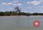 Image calme bateau rapide action dans la guerre de Vietnam Vietnam rivière Bassac, 1969, de la seconde 41 séquences d'archives historiques vidéo 65675055567