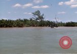 Image calme bateau rapide action dans la guerre de Vietnam Vietnam rivière Bassac, 1969, de la seconde 42 séquences d'archives historiques vidéo 65675055567