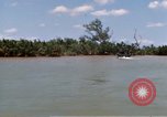 Image calme bateau rapide action dans la guerre de Vietnam Vietnam rivière Bassac, 1969, de la seconde 43 séquences d'archives historiques vidéo 65675055567
