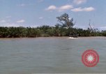 Image calme bateau rapide action dans la guerre de Vietnam Vietnam rivière Bassac, 1969, de la seconde 45 séquences d'archives historiques vidéo 65675055567